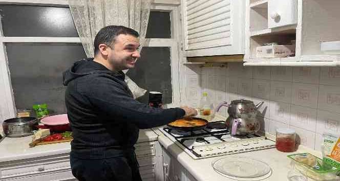 Bağatar, sahurda konuk olduğu öğrenci evinde menemen pişirdi