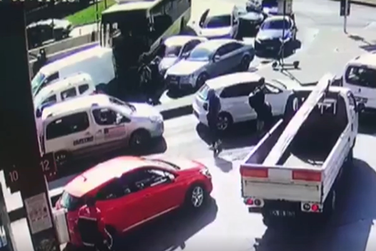 İETT otobüsü 6 araca çarptı: Faciadan dönülen kaza anı kamerada