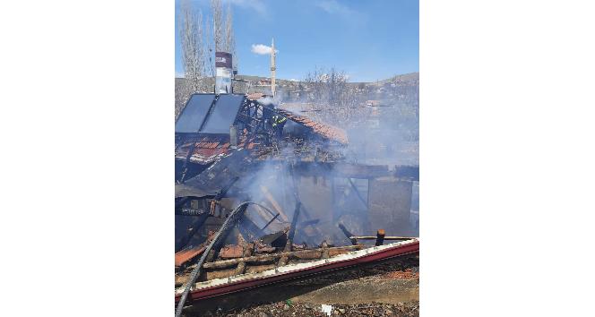 Akçakent’te yangın; bir ev küle döndü, büyükbaş hayvan telef oldu