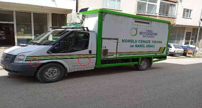 Cenazeyi defin yeri anlaşmazlığında cenaze aracı kurşunlandı