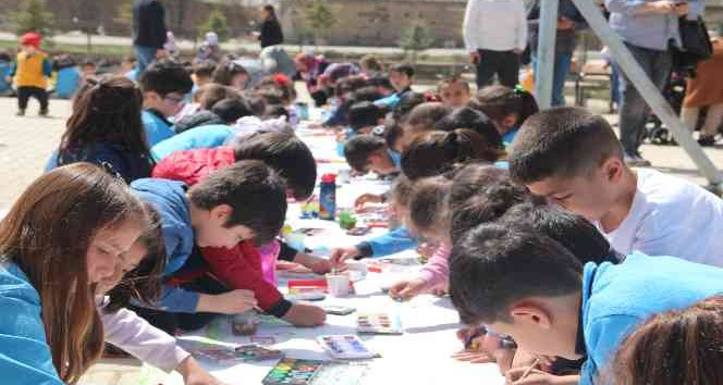 350 öğrenci 150 metrekarelik kumaşa aynı anda resim çizdi