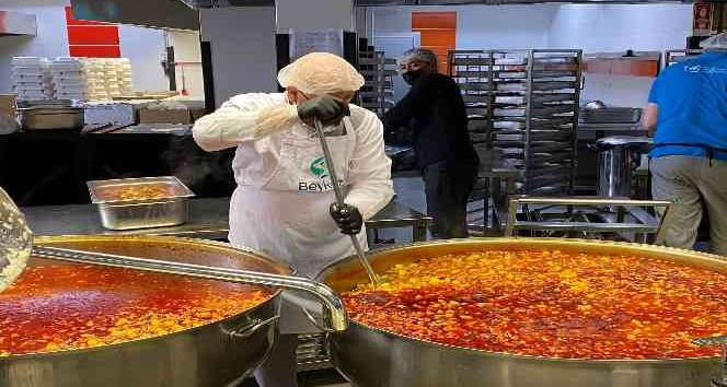 Beykoz’da iftariyelikler Beykozluların kapısına kadar ulaştırılıyor