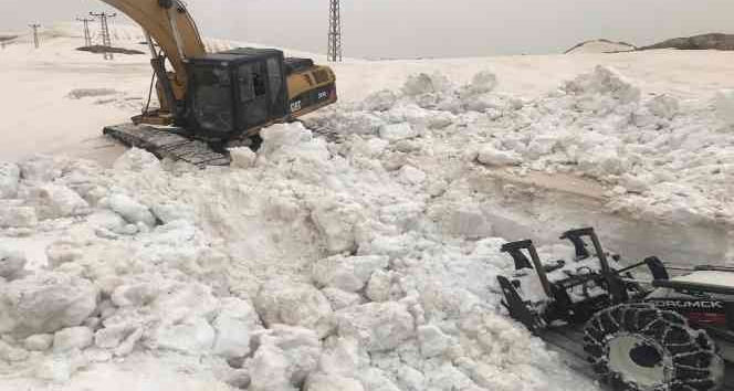Nisan sonu Şırnak’ta 10 metreyi bulan karda yol açma çalışmaları devam ediyor