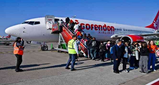 İlk defa uçak yolculuğu yapan çocuklar, Çanakkale gezisi ve Solo Türk gösterisiyle bayramlarını erken yaşadı