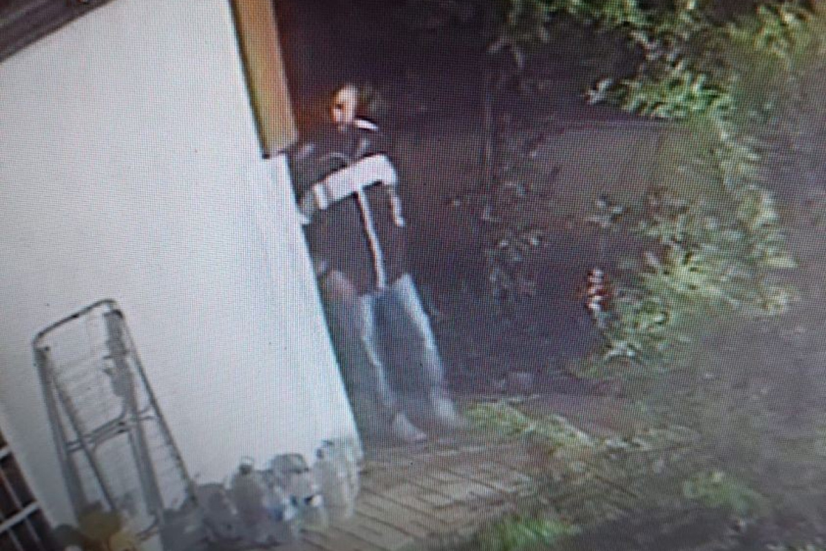 Küçükçekmece’de iftar saati eve giren hırsız kameralara yansıdı