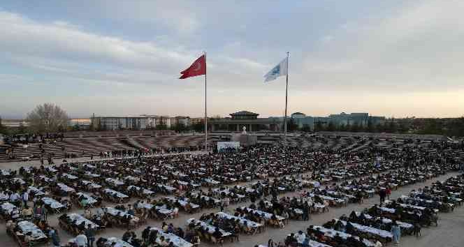 Niğde Belediye Başkanı Özdemir üniversiteli öğrencilerle iftarda buluştu