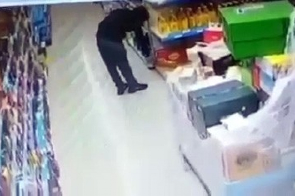 Markette hırsızlık yaparken yakalandı, arbede sırasında çaldıkları etrafa saçıldı