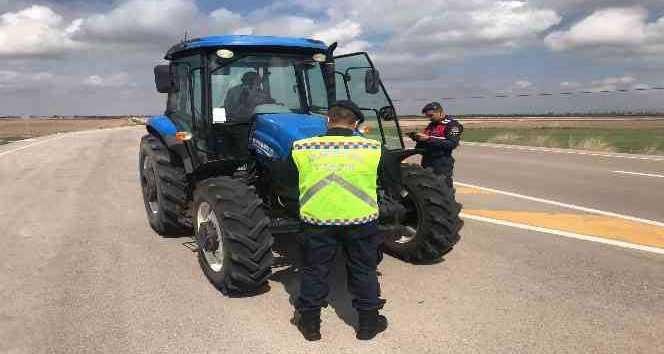 Aksaray jandarma trafikten traktörlere denetim