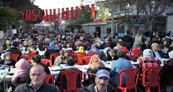 Ezine’de 1 kilometreyi bulan iftar sofrası