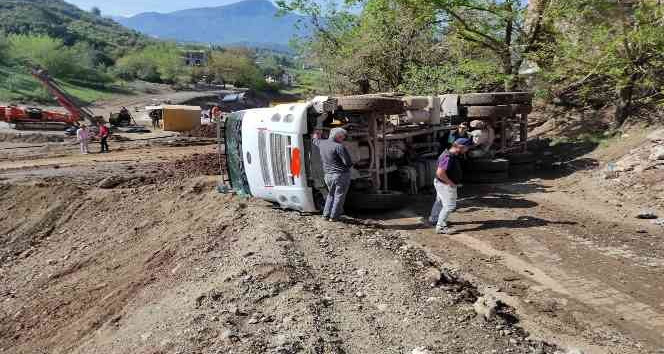 Osmaniye’de devrilen kamyonun sürücüsü yaralandı