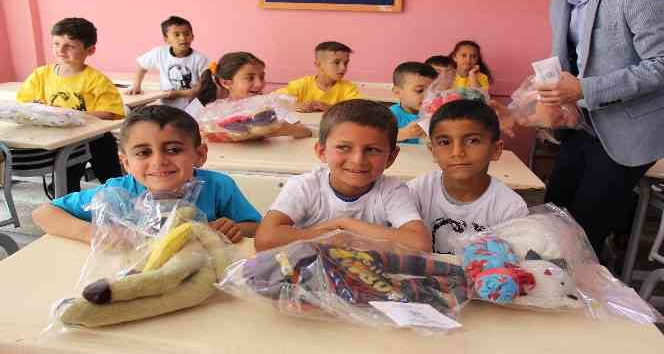 Sıfır atıktan üretilen oyuncaklar köy okulundaki öğrencilere 23 Nisan hediyesi oldu