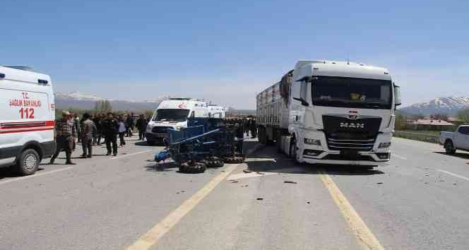 Tarım aracıyla tır çarpıştı: 4 yaralı