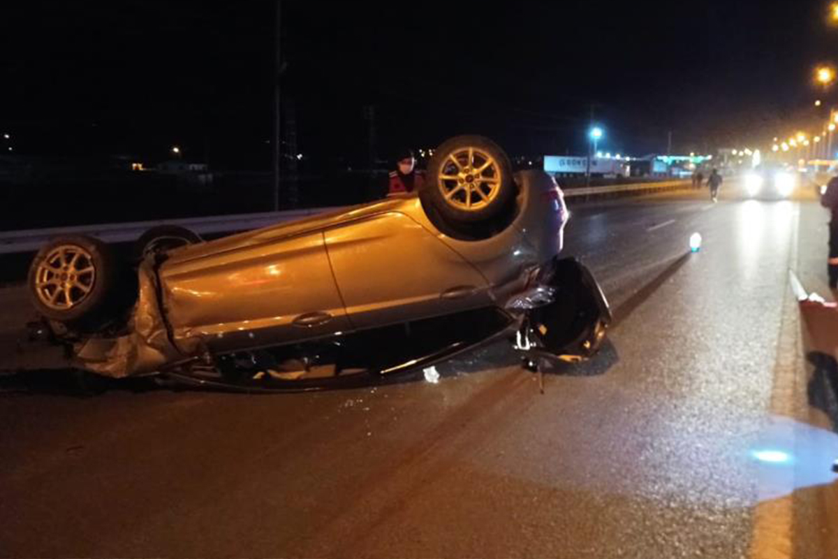 Trafik kazası geçiren nişanlı çifti ecel ayırdı