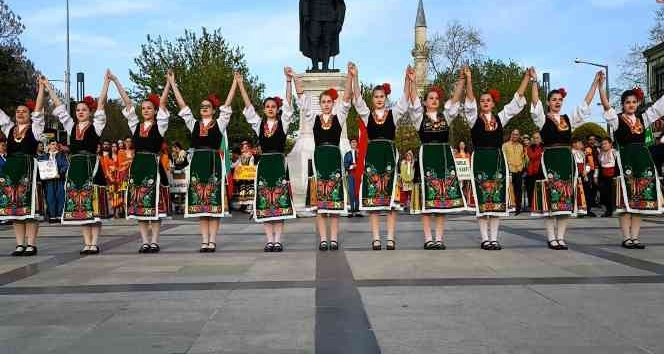 Bulgar folklor ekibi ve vatandaşlar Edirne’de Ankara havası oynadı