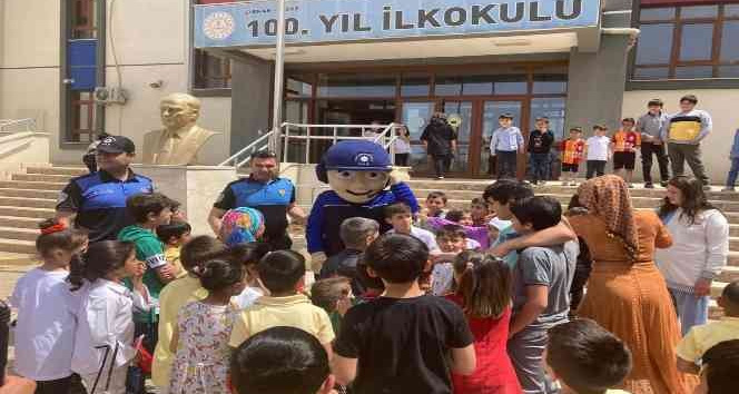 Cizre’de polisler çocukların bayramına eşlik etti