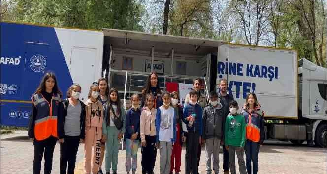 AFAD simülasyon tırında deprem eğitimi