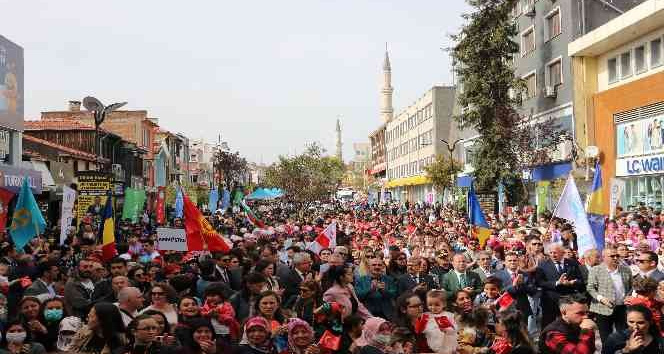 6 ülkeden Türkiye’ye gelen çocukların halk oyunları coşkuyla izlendi
