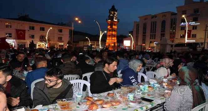 Yozgat’ta vatandaşlar iftar sofrasında bir araya geldi