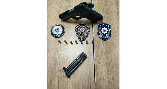Aranması olan şahsın üzerinden ruhsatsız tabanca çıktı