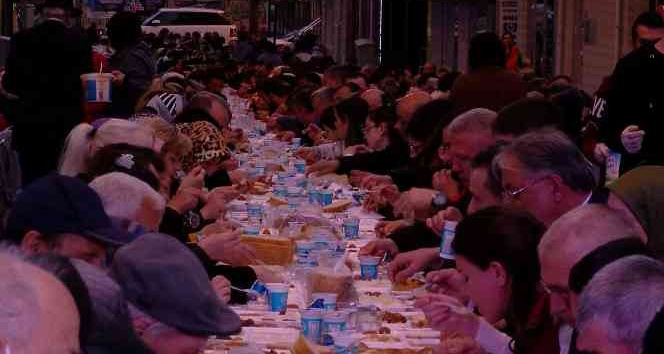 Bakan Yardımcısı Gürcan vatandaşlarla iftar açtı