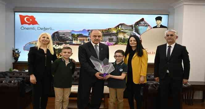 Yalova’da vali koltuğuna oturan çocukların ilk gündemi kentsel dönüşüm