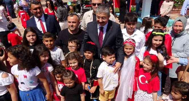 Çocuklar Vali Yılmaz’la fotoğraf çektirmek için yarışa girdi