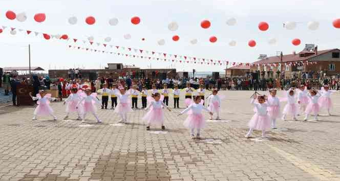 Ahlat’ta 23 Nisan coşkusu