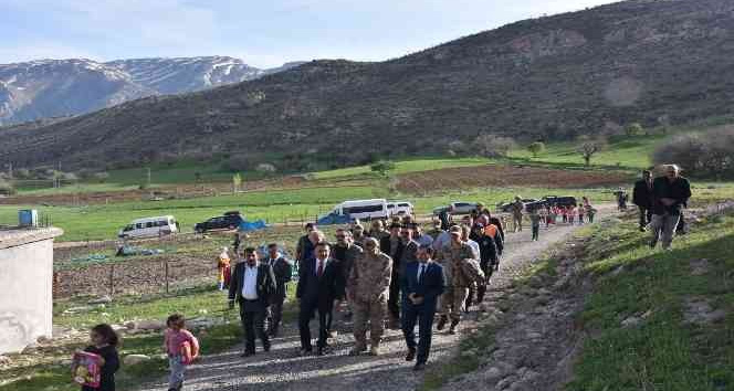 Siirt Valisi Hacıbektaşoğlu, Siirt-Şırnak sınırında vatandaşlarla bir araya geldi