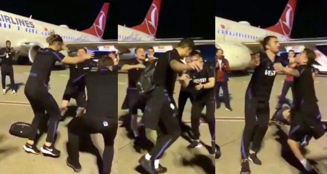 Havalimanında kolbastı oynayan Trabzonsporlu futbolcular mülevven sahneler oluşturdu