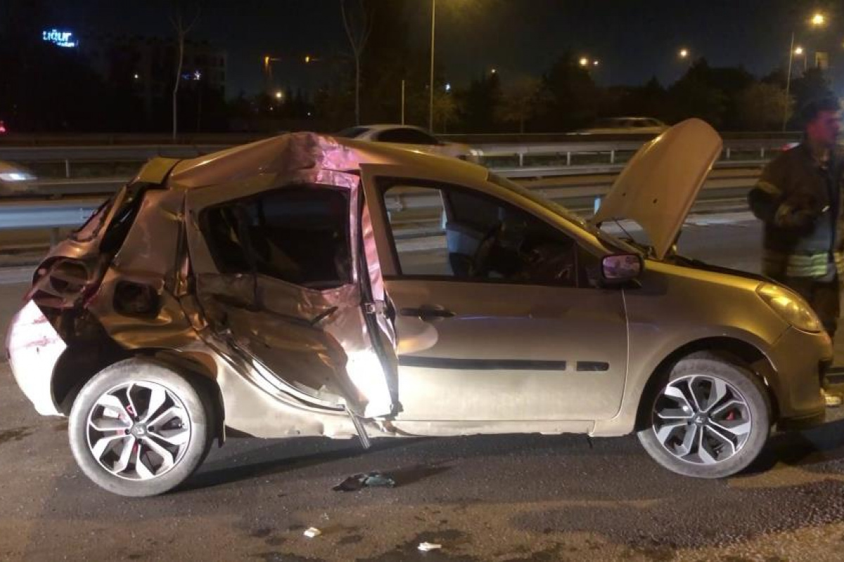 Tuzla&#039;da kontrolden çıkan otomobil park halindeki minibüse çarptı: 4 yaralı