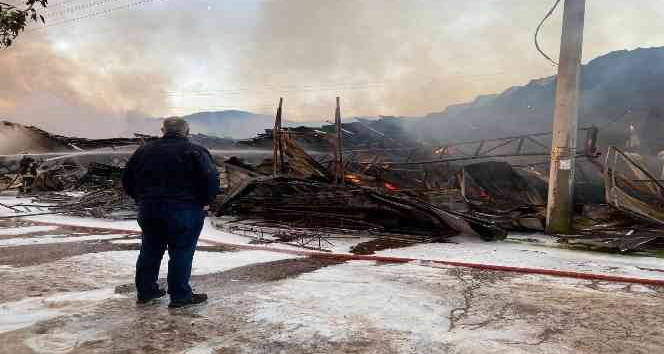 Gözü önünde yanarak kül olan fabrikasını böyle izledi