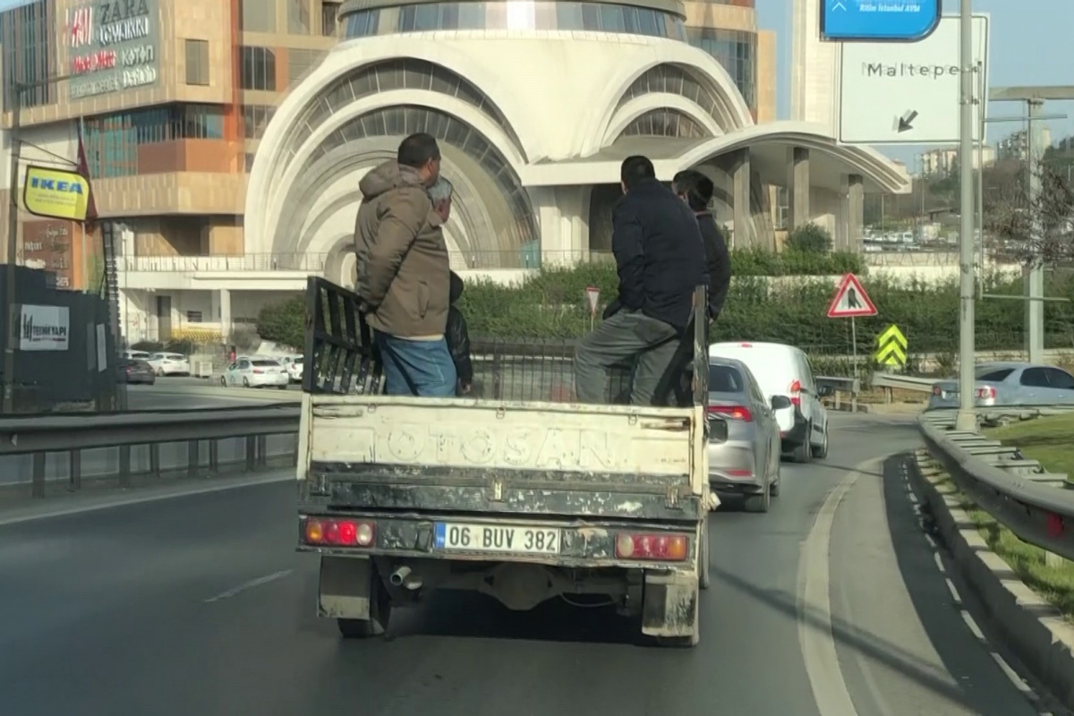 Maltepe'de kamyonet kasasında sohbet eşliğinde tehlikeli yolculuk kamerada