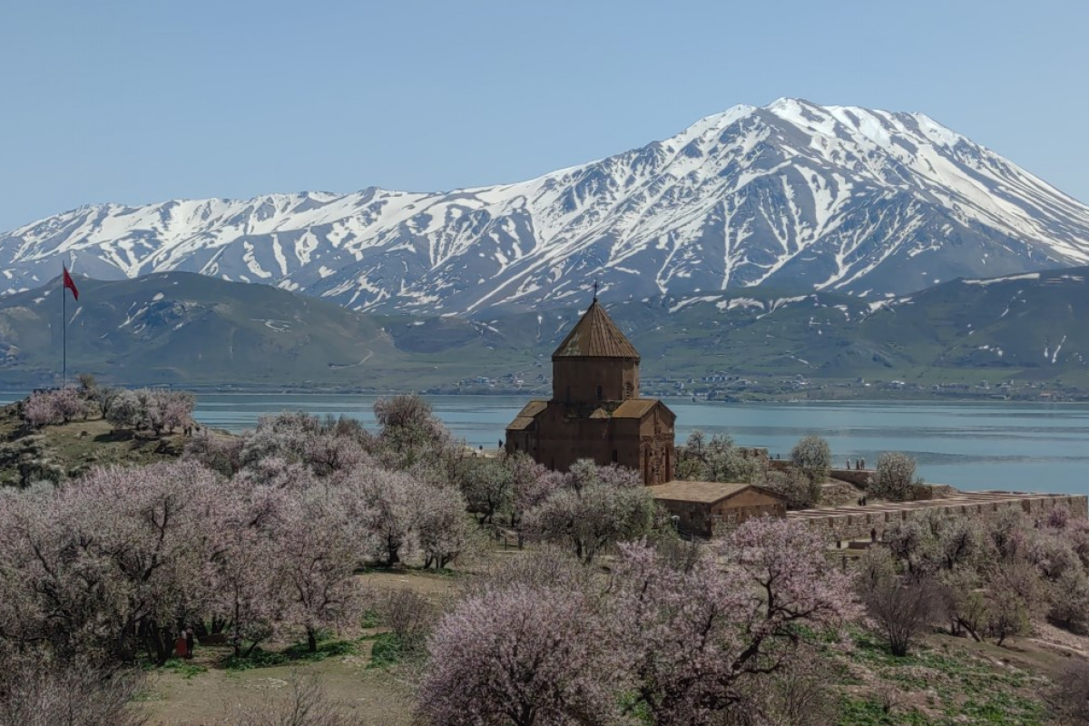 Akdamar Adası'nda ilkbahar güzelliği