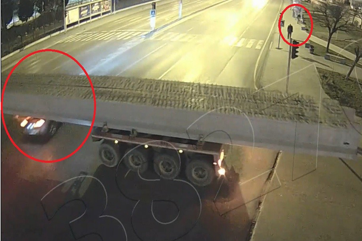 Samsun'da cipin hareket halindeki tırın altından geçme anı kamerada