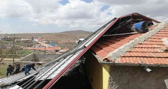 Fırtınada evin üzerine uçan ağılın çatısı AFAD tarafından kaldırıldı