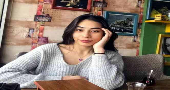 Aynı kazada ölen 4 kişilik aile yan yana kazılan mezarlara defnedildi