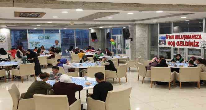 Yetim ve öksüzler iftar yemeğinde buluştu