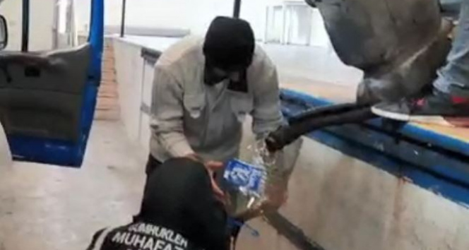 Sarp Sınır Kapısında müşterek otomobilin mahrukat deposunda 104 kilo bal ele geçirildi