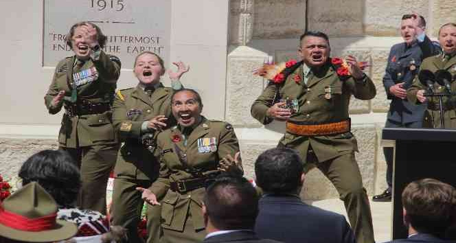 Yeni Zelanda askerleri atalarını ’haka’ dansıyla andı