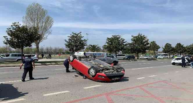 Maltepe’de feci kaza: Kontrolünü kaybeden sürücü, seyir halindeki 3 araca çarparak takla attı