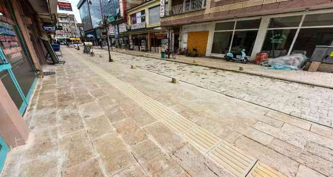 Turhal caddeleri traverten taşlarla yenileniyor