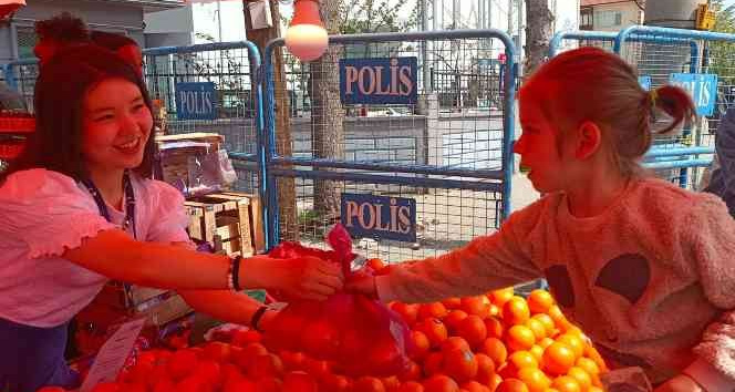 Moğolistanlı öğrenci pazar tezgahında portakal sattı