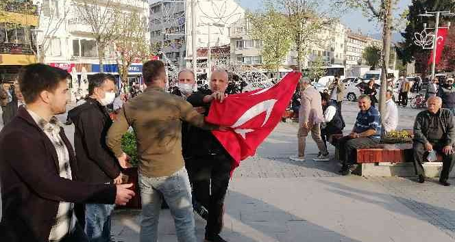 Gezi davası eylemine Türk bayraklı tepki