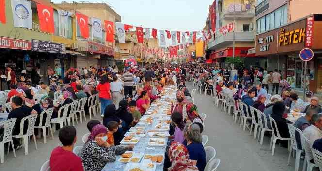 Osmaniye’de binlerce kişi iftar sofrasında bir araya geldi