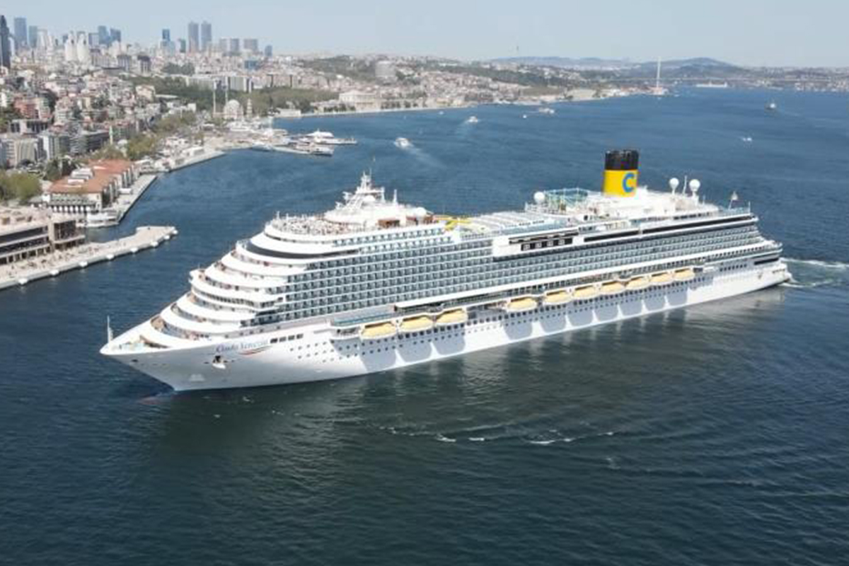 Dev kruvaziyer gemisi ‘Costa Venezia’ İstanbul’a yanaştı