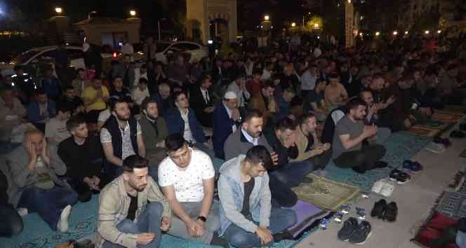 Kadir Gecesi’nde vatandaşlar camilere akın etti