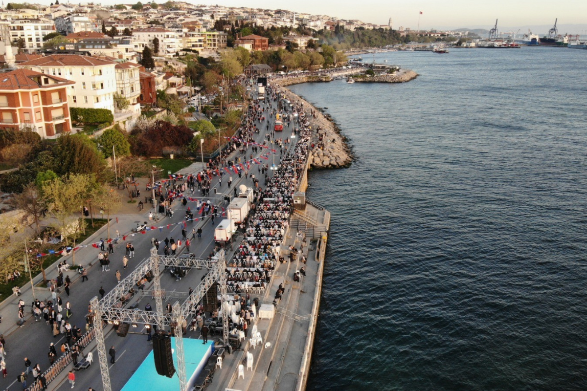 Üsküdar'da 80 bin kişi 2 kilometrelik iftar sofrasında buluştu