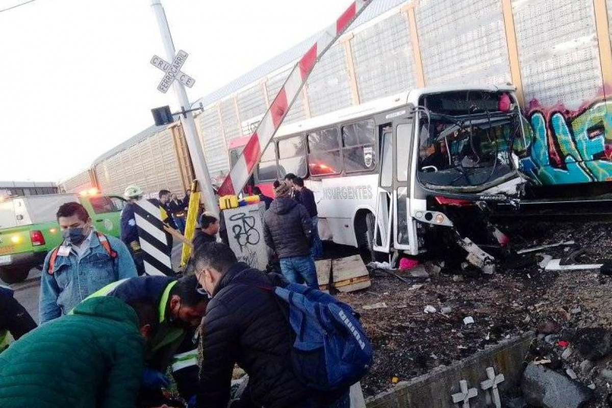 Meksika’da tren yolcu otobüsüne çarptı: 1 ölü, 20 yaralı