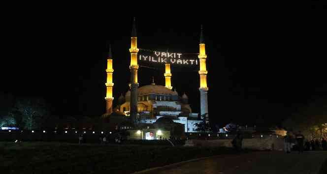 Selimiye Camii’nde 2 yıl aradan sonra Kadir Gecesi yoğunluğu