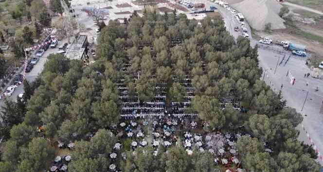 Manisalılar Kadir Gecesi’nde Yunus Emre ve Tapduk Emre Türbesi’ne akın etti